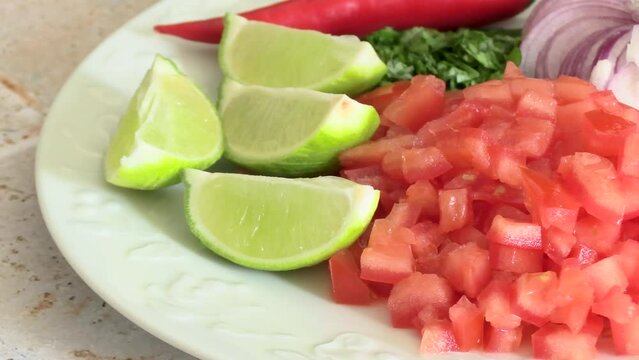  assiette de l&eacute;gumes crues, en gros plan
