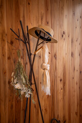 木目調の壁にインテリア家具　interior furniture