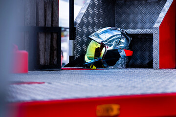 Un casque de pompier en france posé sur un camion - 641644807