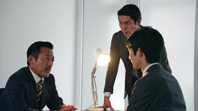 取り調べする刑事と容疑者