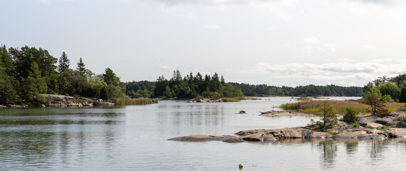 wunderschöne schwedische Bucht an der Küste von Uppland, Wald und Inseln in Skandinavien
