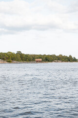 schwedisches Bootshaus an der Küste, Insel in Skandinavien im Sommer