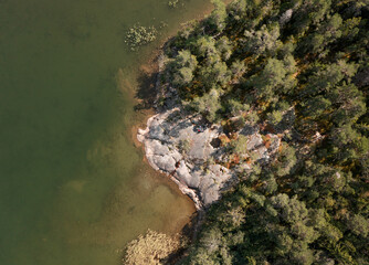 Luftaufnahme von skandinavischer Küstenlandschaft in Schweden, Schweden 