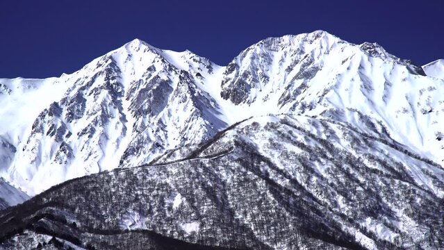 日本の北アルプス、長野県の冬の白馬連山と青空。