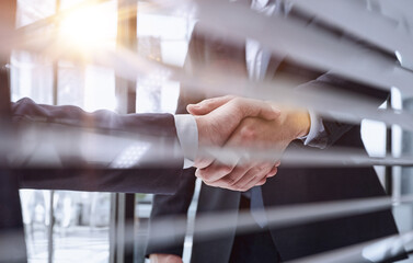 Naklejka premium executives shaking hands in front of their manager and a colleague