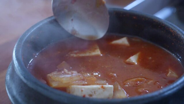 뜨거운 뚝배기 돼지고기 김치찌개, 한식, 모습, 4k 30