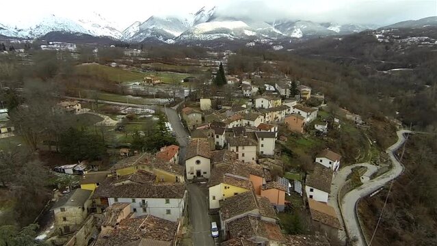 Retrosi, Amatrice (Rieti), Italia. 2010, immagini inedite di archivio.
Riprese aeree girate con il drone, prima della distruzione totale del terremoto 2016.