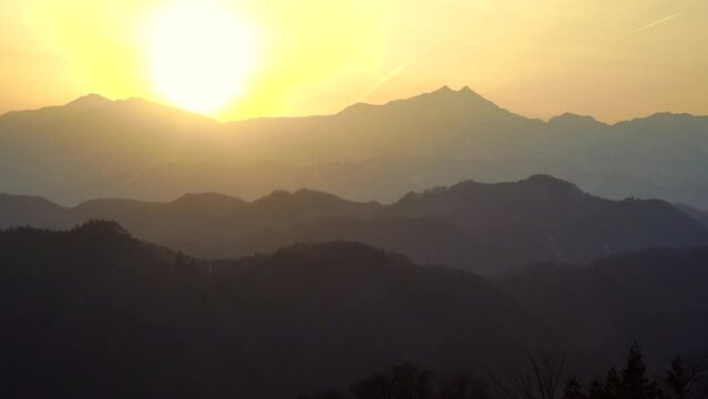 日本の長野県、小川村から見た鹿島槍ヶ岳の夕日。