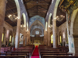 Interior e altar da Igreja Mtriz de Santa Maria Maior em Chaves, Portugal
