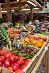 étal de maché, rempli de légumes frais et de saison