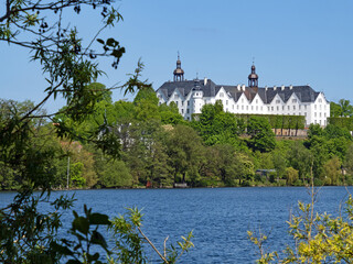 Blick auf den großen Plöner See und das Plöner Schloss in Schleswig-Holstein, Deutschland