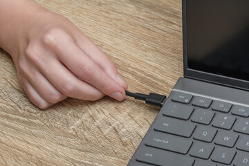 Kabel zasilający podłączany do laptopa