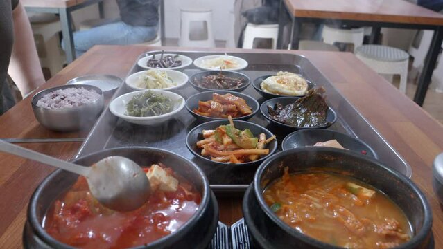 한국 한식의 전통적인 모습 10개 이상의 반찬과 찌개가 나오는 백반 이다