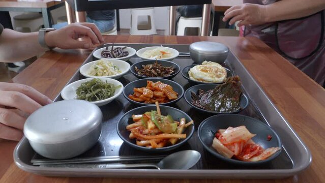 한국 한식의 전통적인 모습 10개 이상의 반찬과 찌개가 나오는 백반 이다