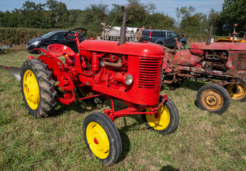Obraz premium vieux tracteurs de collection dans un champ lors d'une exposition agricole en France en Europe