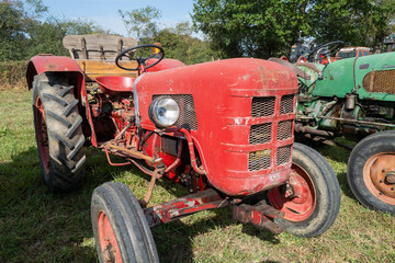 vieux tracteurs de collection dans un champ lors d'une exposition agricole en France en Europe