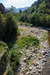 Fototapeta na wymiar rivière en Ardèche asséchée en 2023