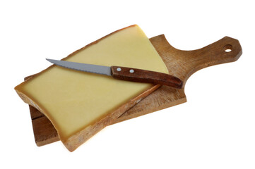 Morceau de Beaufort sur une planche &agrave; d&eacute;couper avec un couteau en gros plan sur fond blanc