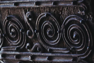 Fototapeten Détail de décor en fer forgé sur une porte ancienne en bois dans un château médiéval © PicsArt