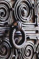 Fototapeten Détail de décor en fer forgé sur une porte ancienne en bois dans un château médiéval © PicsArt