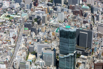 西武新宿駅上空から東新宿駅方向を空撮