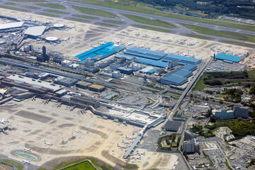 成田空港第三ターミナル上空から貨物ターミナル方向を空撮