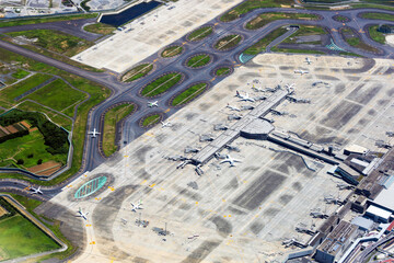 成田国際空港第二ターミナルを空撮