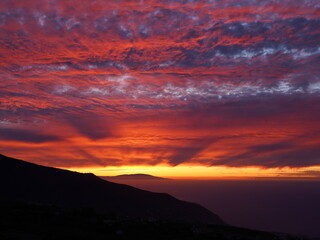 Piękny zachód Słońca nad La Palmą oglądany z Teneryfy.