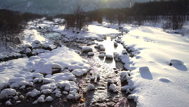 日本の長野県白馬村を流れる松川の雪景色