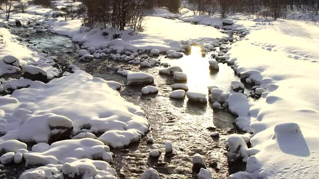 日本の長野県白馬村を流れる松川の雪景色