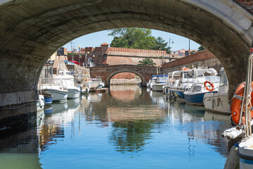 Vue des canaux du quartier de la petite Venise de Livourne, Italie.
