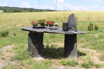 Kleiner Altar am Rande eines Naturfriedhofs.