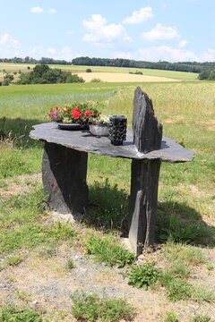 Kleines Altar am Rande eines Naturfriedhofs.