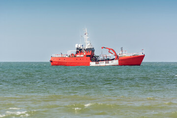 Navire de sauvetage des migrants dans la mer du Nord entre Dunkerque et Calais