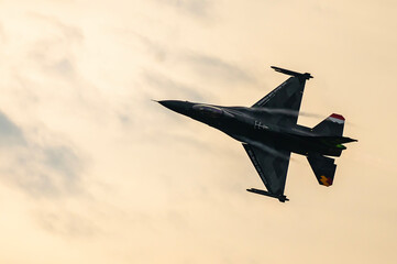 F-16 Fighter Jet - obrazy, fototapety, plakaty