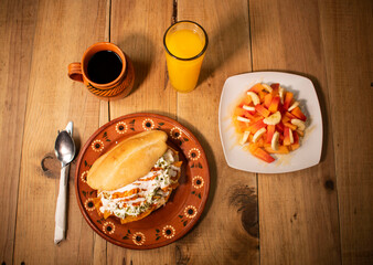 Desayuno de torta con ensalada de frutas café y jugo noche mexicana tipica