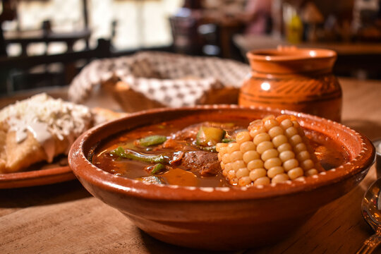 Caldo o mole de olla comida tipica mexicana de caldo de res con verduras hervidas y elote 