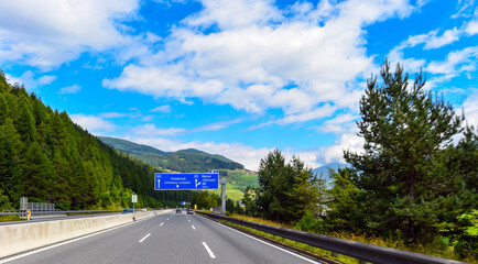 Die Brennerautobahn A 13 vom Brennerpass Richtung Innsbruck in Österreich
