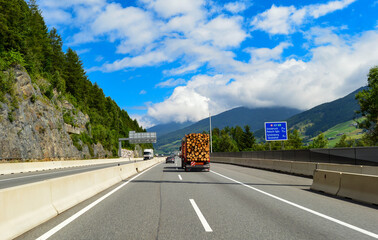 Die Brennerautobahn A 13 vom Brennerpass Richtung Innsbruck in Österreich - obrazy, fototapety, plakaty