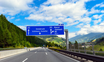 Die Brennerautobahn A 13 vom Brennerpass Richtung Innsbruck in Österreich