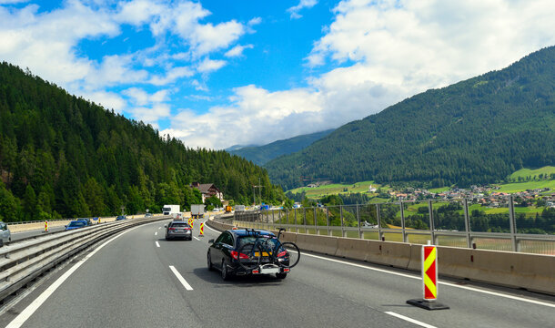 Die Brennerautobahn A 13 vom Brennerpass Richtung Innsbruck in &Ouml;sterreich 