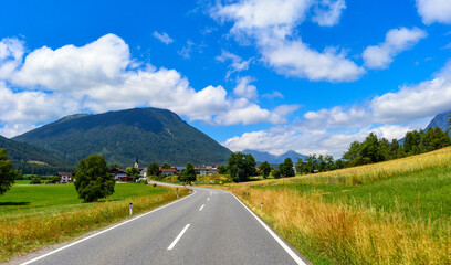 Die Fernpassstraße (B 179) zwischen Mieming und Obsteig, Tirol (Österreich)