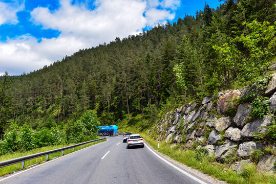 Die Fernpassstra&szlig;e (B 179) zwischen Nassereith und Fernpass, Tirol (&Ouml;sterreich)