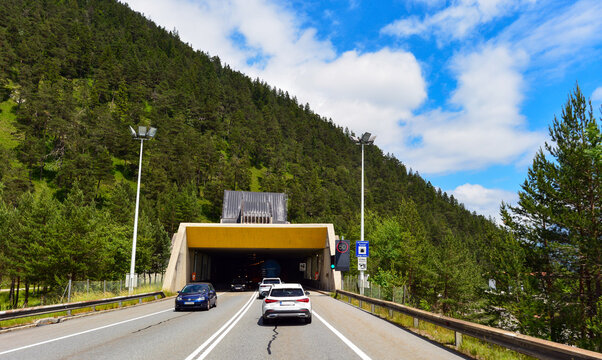 Die Fernpassstra&szlig;e (B 179) vor dem Lermooser Tunnel, Tirol (&Ouml;sterreich)