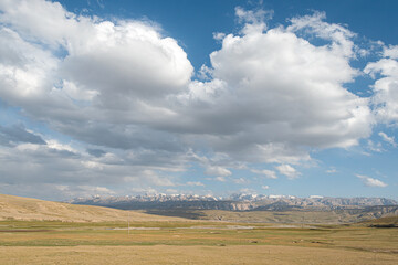 Monta&ntilde;as Tien Shan en el horizonte