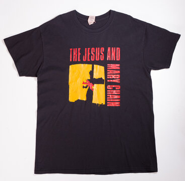 Kent, Uk 01.01.2023 Super Rare Vintage 2009 Print Of The Jesus And Mary Chain April Skies Record Sleeve Graphics. Gildan T Shirt Large Very Rare And Highly Collectable