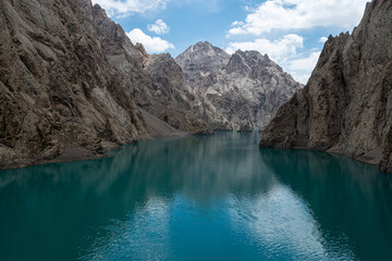 El remoto Lago Kel Suu de Kirguistán