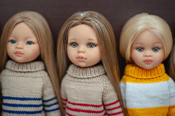Different dolls are standing next to each other.