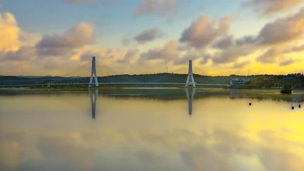 Zelfklevend Fotobehang "Ponte Dourada entre Montes e o Sereno Rio na Hora Mágica" © Ricardo