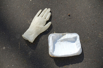 Gants de protection anti-virus jetés sur le trottoir